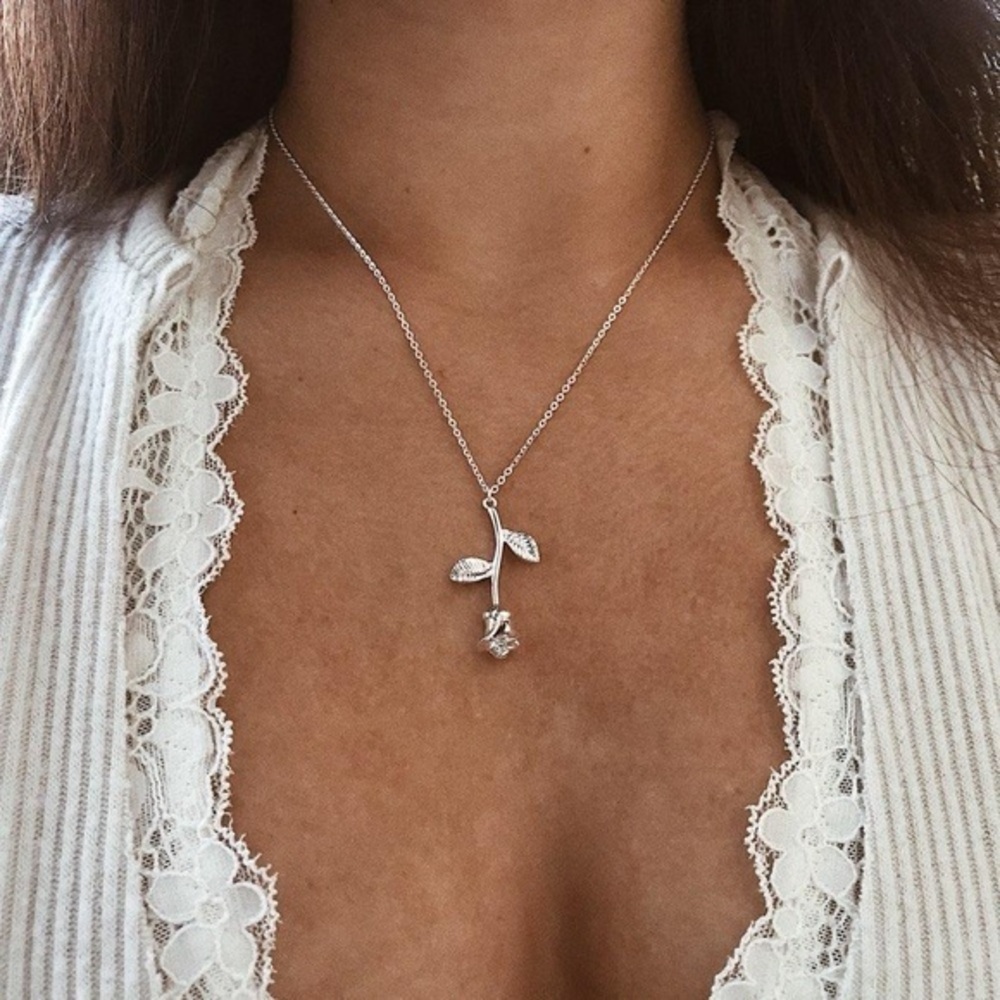 3/$30 🥀 Rose Flower Pendant Necklace